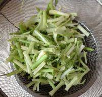 家常菜芹菜炒豆腐做法图解1)