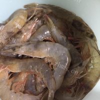 喷香的鲜虾粉丝煲做法图解1)