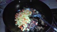 美味的腊肠焖饭做法图解4)