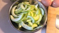 家常菜茭瓜炒鸡蛋做法图解2)