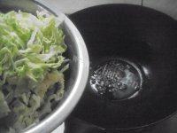 家常菜爆炒圆白菜做法图解3)