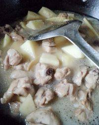 家常菜土豆炖鸡肉做法图解9)