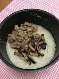 滋补冬菇排骨饭做法图解8)