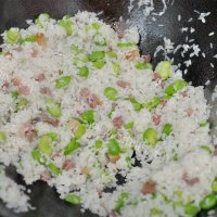 蚕豆火腿焖饭做法图解5)
