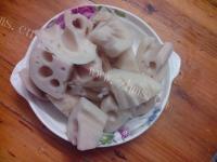 美味的莲藕煲猪脚做法图解2)