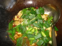 营养丰富的蒜苗豆腐做法图解6)