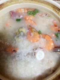 美味的海鲜砂锅粥