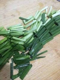 色味俱佳的韭菜炒海肠做法图解4)