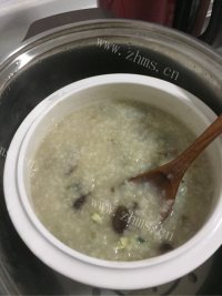 皮蛋瘦肉粥做法图解4)