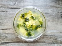 美味的紫菜虾皮蛋花汤做法图解7)