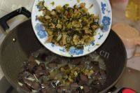 酸菜焖猪血做法图解9)