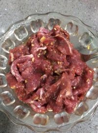 家常菜凉瓜炒牛肉做法图解3)