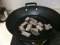 美味的萝卜炖腊排骨做法图解2)