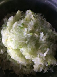 回味无穷的黄瓜鸡蛋饺子做法图解2)