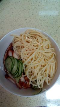 美味的烤鸡肉意面沙拉做法图解7)