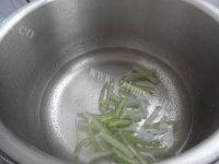 在家做的凉拌金针菇做法图解5)