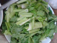 营养丰富的杏鲍菇炒芹菜做法图解2)