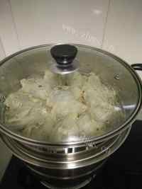 美味的韭菜鸡蛋蒸饺做法图解5)