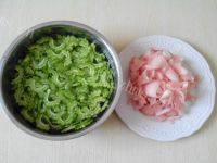家常菜苦瓜炒肉片做法图解1)
