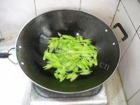 可口的百合西芹核桃仁做法图解5)