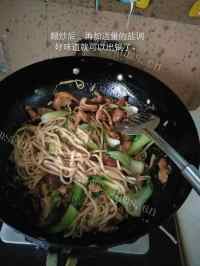 美味的香菇油菜炒面做法图解8)