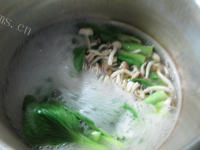 美味的蟹味菇青菜乌鸡汤做法图解7)