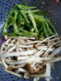 家常菜茶树菇炒牛肉做法图解2)