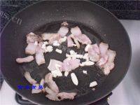家常菜腊肉炒青椒做法图解4)