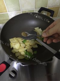 色香味俱全的青椒土豆片做法图解6)