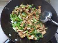 家常菜芹菜炒瘦肉做法图解5)