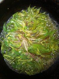 简单的凉拌香椿做法图解3)