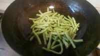 家常菜肉末干煸豆角做法图解2)