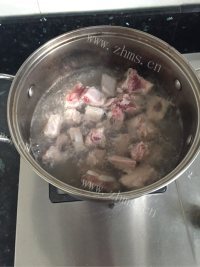 家常菜排骨炖土豆做法图解1)