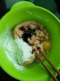 美味的鸡肉丸做法图解3)