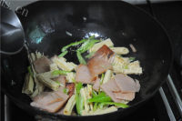 美味的腐竹炒午餐肉做法图解6)