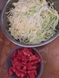 家常菜洋白菜炒西红柿做法图解2)