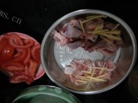 色香味浓的西红柿炒香菇做法图解1)