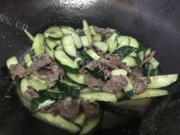 家常菜青瓜炒牛肉做法图解7)