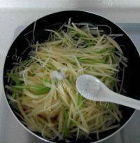居家必备酸辣土豆丝做法图解8)