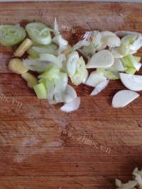 美味的竹芛莲菜炒肉做法图解8)