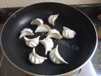 自己做的韭菜猪肉煎饺做法图解6)