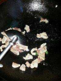 自制西兰花炒木耳做法图解4)