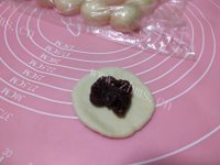 香甜可口的炼奶豆沙包做法图解9)