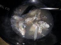 滋补鱼头白菜汤做法图解3)