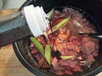 美味的炖牛肉做法图解4)
