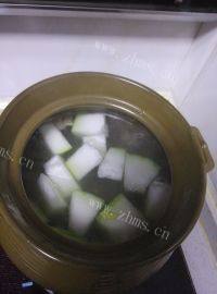 美味的冬瓜炖排骨汤做法图解4)