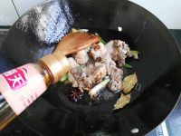 热腾腾的胡萝卜山药炖排骨做法图解7)