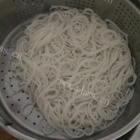 家常海鲜米线做法图解5)