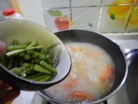 好喝的西红柿芦笋肉片汤做法图解10)