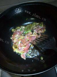 家常菜芹菜木耳炒肉做法图解4)